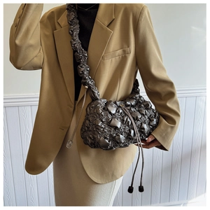 Détail du sac nuage plissé gris foncé avec cordon et texture métallique matelassée