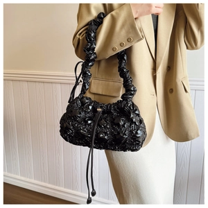 Détail du sac nuage noir plissé montrant le cuir PU brillant et la bandoulière froncée