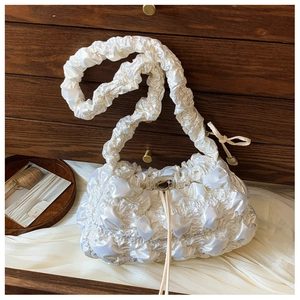 Vue détaillée du sac nuage plissé blanc avec texture satinée et fermoir métallique