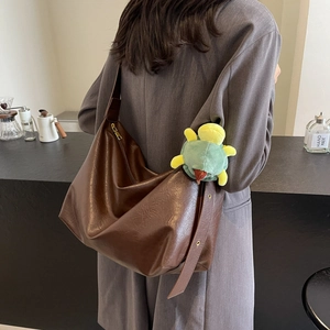 Retro dark brown tote bag in faux leather with adjustable strap and cute turtle charm