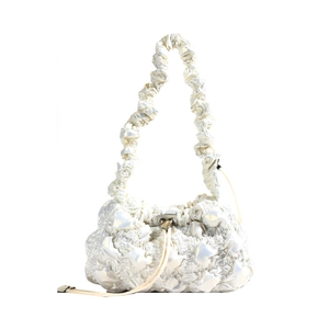 Sac nuage blanc en tissu plissé perlé avec cordon de serrage et bandoulière réglable