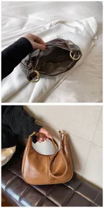Détail du sac à bandoulière vintage montrant la doublure intérieure et la poche zippée