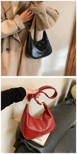 Détail du sac hobo en cuir huilé avec texture vintage et anneaux dorés brillants