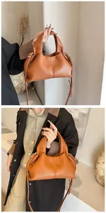 Detailansicht der karamellfarbenen Cloud Bag aus weichem Leder mit feiner Lychee-Narbung