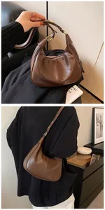 Détails du sac demi-lune vintage en cuir huilé marron avec bandoulière réglable