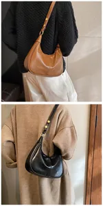 Détails des bandoulières réglables avec rivets dorés sur sacs à main demi-lune rétro
