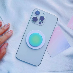Nahaufnahme einer magnetischen Handyhalterung mit grün-blauem Verlauf auf dem Handy
