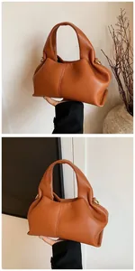 Detail der karamellfarbenen Cloud-Tasche mit Lederstruktur und goldenem Metallring