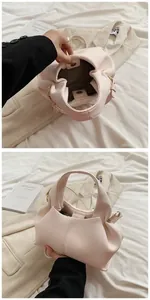 Detailansicht der rosa Wolkenhandtasche mit Lychee-Lederstruktur und Magnetverschluss