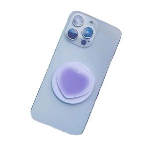 Magnetische lila Herz Handyhalterung mit Farbverlauf auf einem blauen Smartphone