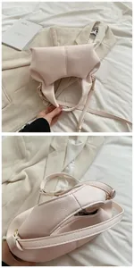 Detailaufnahme der hellrosa Cloud-Bag mit Litschi-Textur und goldfarbenen Metallteilen