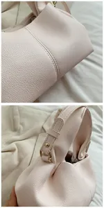 Details aus rosa Leder mit Litschistruktur, feinen Nähten und goldener Metallbeschlag