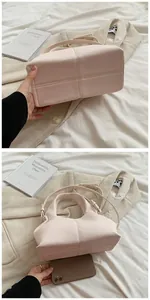 Detailansicht der rosa Wolken-Tasche mit litchi-geprägtem Leder und Kreuznaht-Design