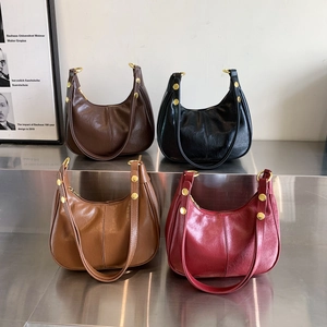 Sacs à bandoulière demi-lune en cuir ciré poli en marron, noir, beige et bordeaux