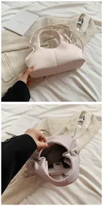 Detailansicht beige Cloud-Bag mit genarbter Lederstruktur und Magnetverschluss