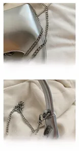 Gros plan du sac demi-lune argenté montrant la chaîne et le crochet en métal