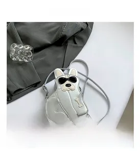 Détail du sac bandoulière bouledogue français argenté avec lunettes noires et motif d'os