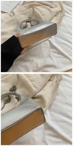 Vue macro du sac hobo argenté montrant la texture métallique et le détail de la chaîne