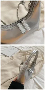 Détail du sac hobo argenté avec double fermeture éclair et bandoulière en chaîne