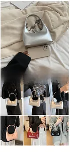 Vue détaillée du sac croissant avec bandoulière chaîne argentée et comparaison de taille