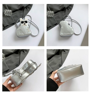 Vue détaillée du sac bandoulière bouledogue argenté avec finition métallique et fermeture