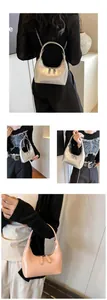 Détails du sac hobo avec finitions métallisées argentées et cuir verni rose brillant