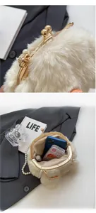 Détail du sac en peluche avec fermoir doré et intérieur spacieux pour vos essentiels