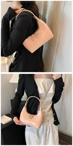 Détail du sac hobo croissant en cuir verni rose avec chaîne argentée et double zip