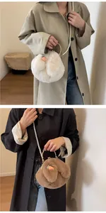 Détail du sac lapin en peluche avec breloque carotte, perles et poignée dorée