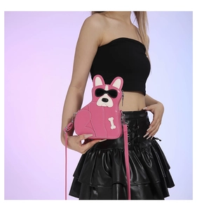Sac bandoulière bouledogue rose avec lunettes de soleil porté par un mannequin de mode