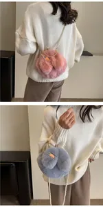 Détail du sac lapin en peluche mignon avec fausse fourrure rose et grise et chaîne en perles