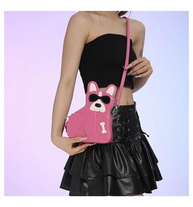 Sac bandoulière bouledogue français rose avec lunettes de soleil sur modèle