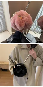 Détail du sac lapin en peluche avec bandoulière en perles et accessoire de carotte