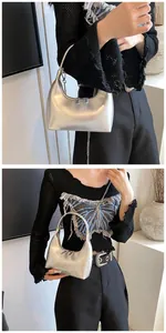 Détails du sac demi-lune argenté métallique avec fini brillant et double fermeture éclair