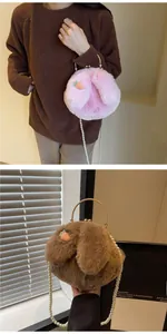 Détail du sac à main en peluche lapin avec broderie carotte et bandoulière perle