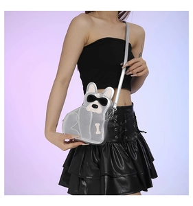 Détail du sac bandoulière chiot argenté avec lunettes de soleil et effet miroir