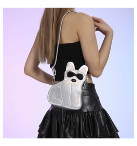 Sac bandoulière argenté en forme de chien avec détail lunettes sur un mannequin