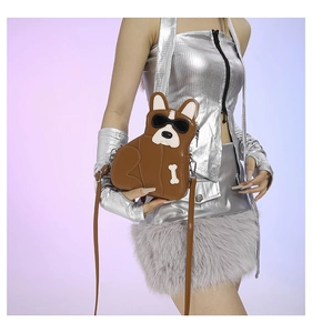 Détail d'un sac bandoulière chiot marron avec lunettes de soleil et motif d'os