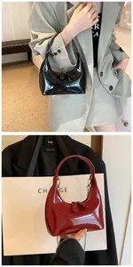 Sacs hobo en cuir verni brillant noir et bordeaux avec un design incurvé minimaliste