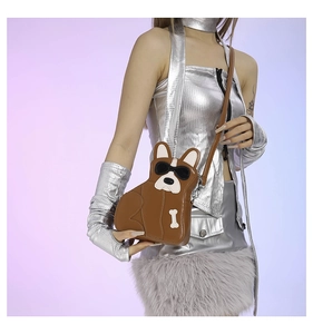 Détail du sac bandoulière bouledogue avec lunettes de soleil porté par un mannequin