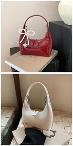 Détail du sac croissant rouge avec nœud perlé et sac à main hobo blanc brillant avec chaîne