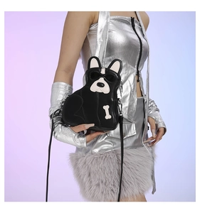 Détail du sac bandoulière créatif bouledogue français noir avec lunettes et os décoratif