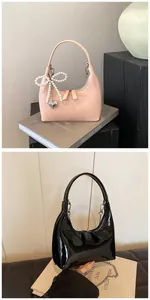 Détail de sacs en cuir verni brillant avec nœud en perles et pendentif en métal en cœur