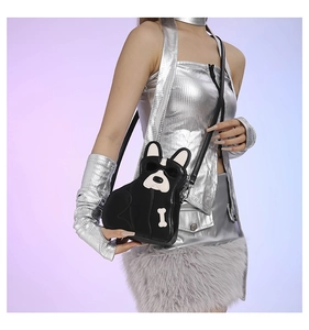 Sac bandoulière tendance bouledogue français noir avec lunettes porté par un mannequin