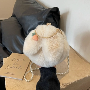 Sac à main en peluche avec oreilles de lapin blanc crème avec breloque carotte et perles
