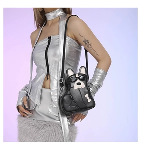 Détail du sac à bandoulière bouledogue noir avec lunettes et tenue argentée brillante