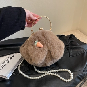 Sac à main lapin en peluche marron avec broderie carotte et élégante bandoulière perle