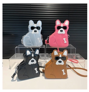 Vue détaillée des sacs à bandoulière chiot en cuir PU bleu, rose, noir et marron pour fille