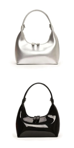 Vue verticale de sacs hobo en cuir verni noir et en similicuir argenté métallisé