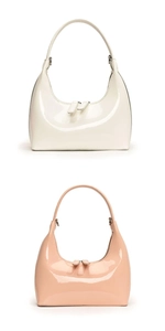 Gros plan de sacs hobo en cuir verni crème et rose brillant avec fermetures éclair